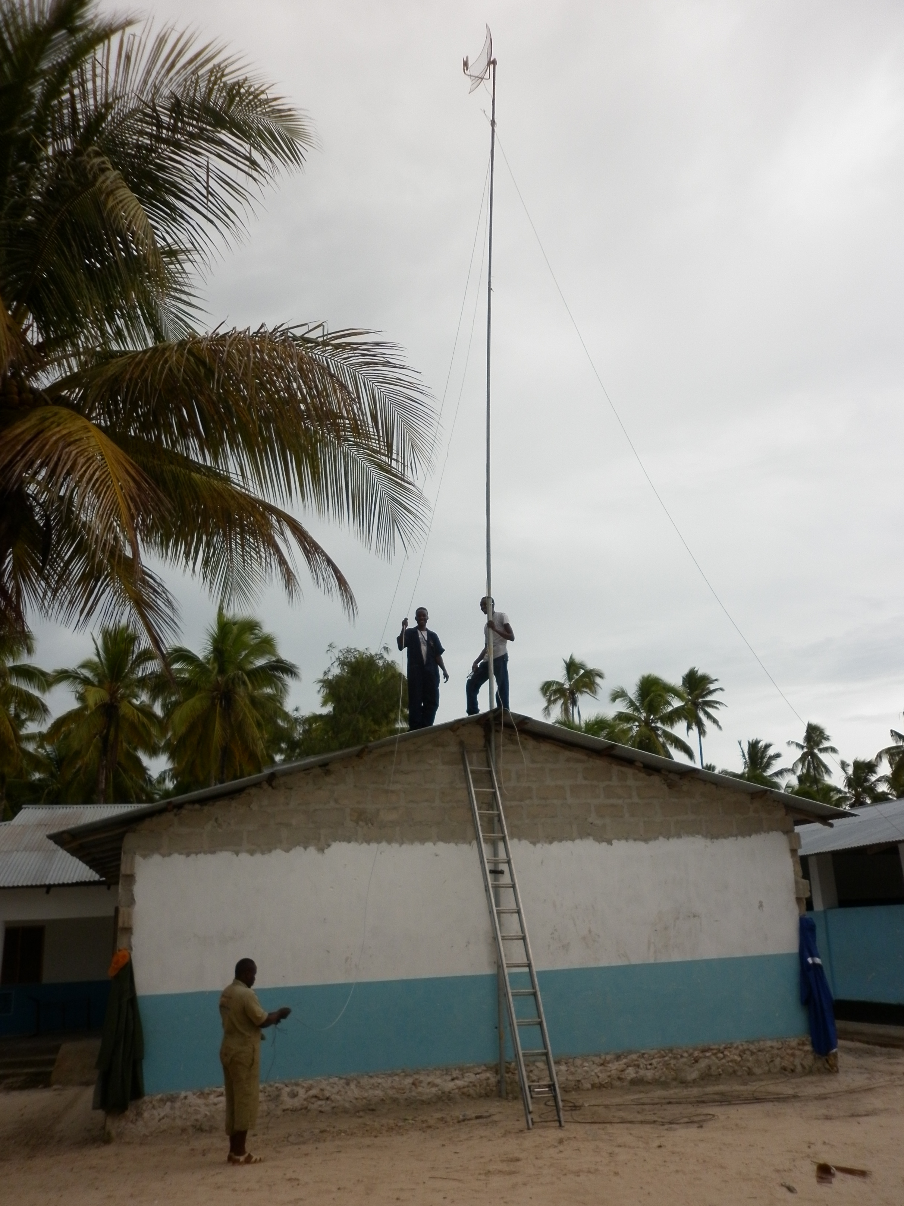 2011: Installatie internet in JAMBIANI SCHOOL